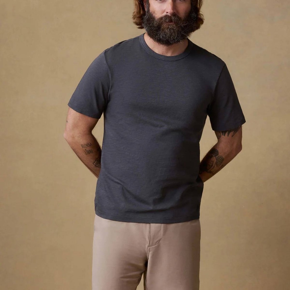 Faherty Men's Sunwashed Organic Cotton‎ Tee Medium Graphite Gray Soft Casual